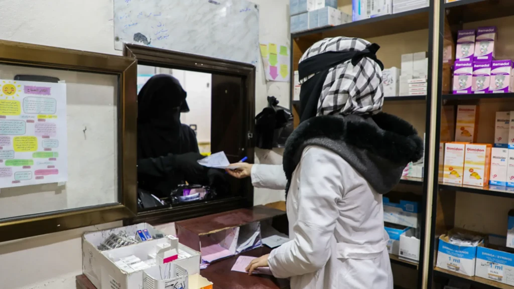 Un paciente recibe medicamentos en la farmacia del Centro de Atención Primaria Darat Izza, apoyado por MSF.