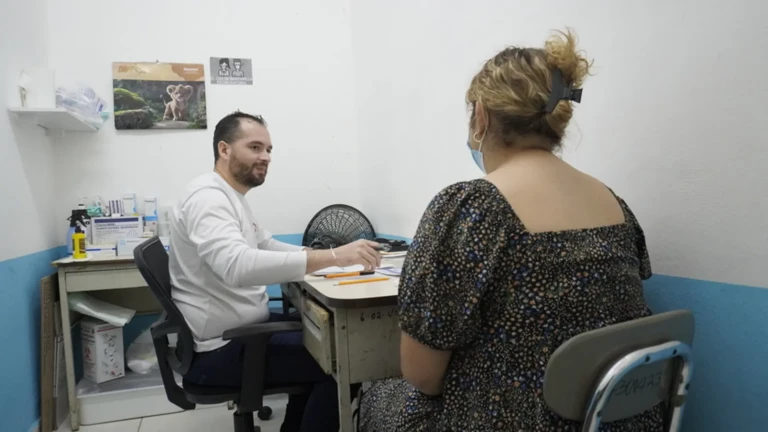 El Dr, Hansell, médico de la clínica de adolescentes donde trabaja MSF, conversa con una adolescente que llegó para su primera revisión prenatal.