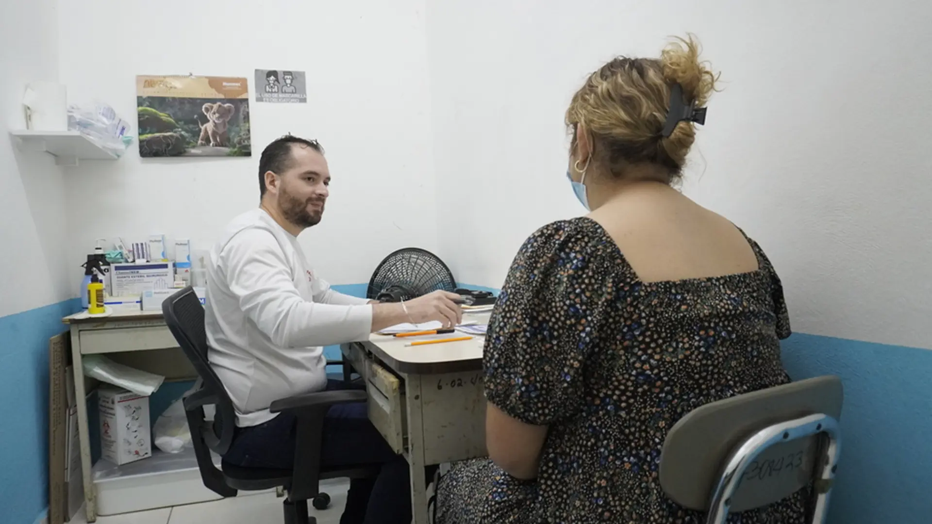 El Dr, Hansell, médico de la clínica de adolescentes donde trabaja MSF, conversa con una adolescente que llegó para su primera revisión prenatal.