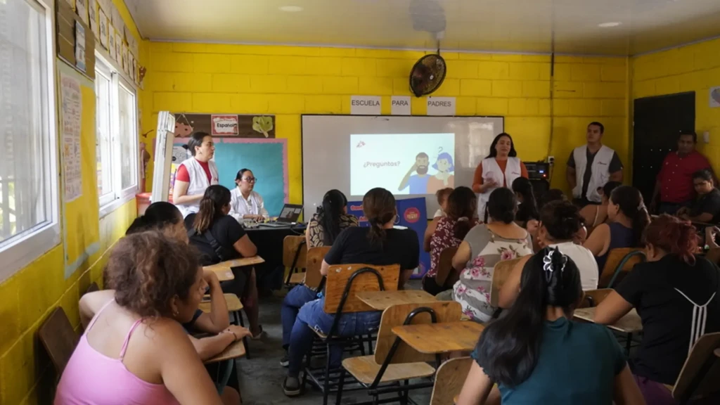 Un equipo interdisciplinar de MSF también lleva a cabo brigadas móviles donde se acercan a madres y padres en centros educativos para concientizarr sobre la salud sexual y reproductiva en adolescentes de Honduras. 