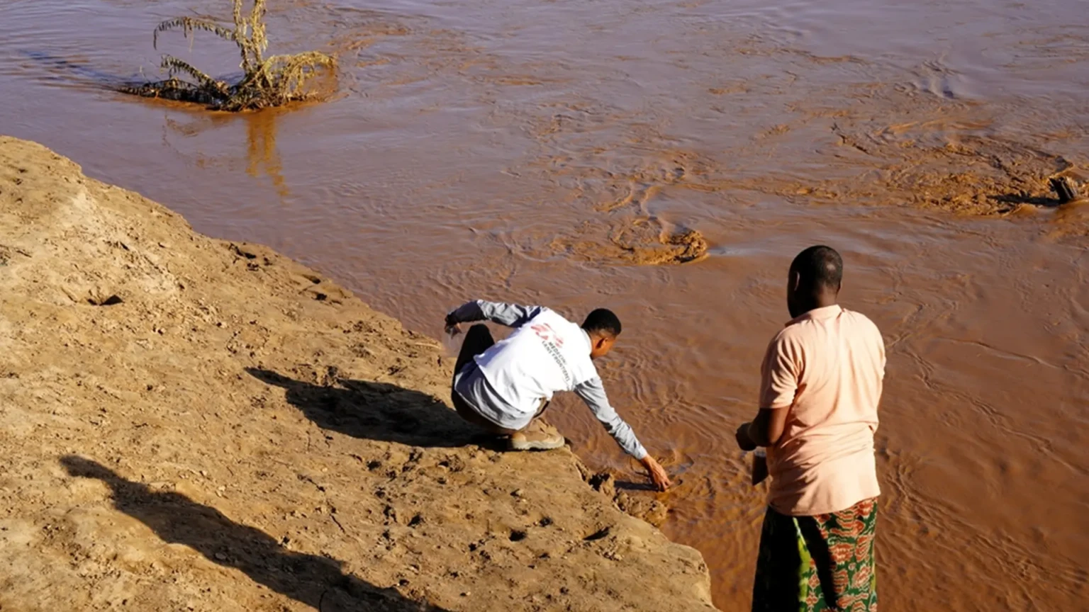 Un miembro del personal de agua y saneamiento de MSF recoge agua del río Shebelle para su análisis en el distrito de Kelafo, región somalí, Etiopía.