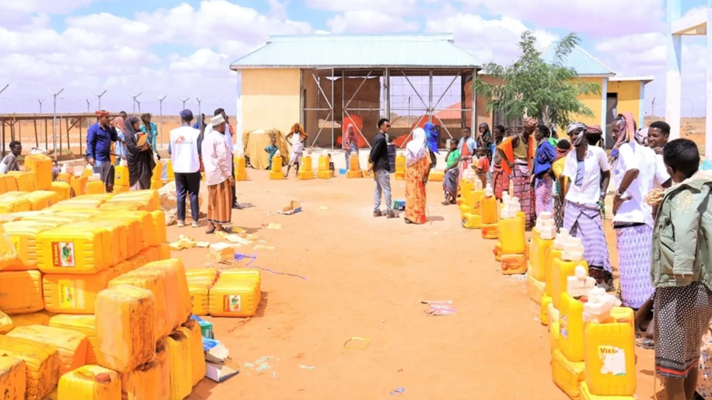 Las actividades de suministro de agua mediante camiones cisterna, apoyadas por MSF, proporcionan agua potable a las comunidades afectadas por una sequía prolongada.