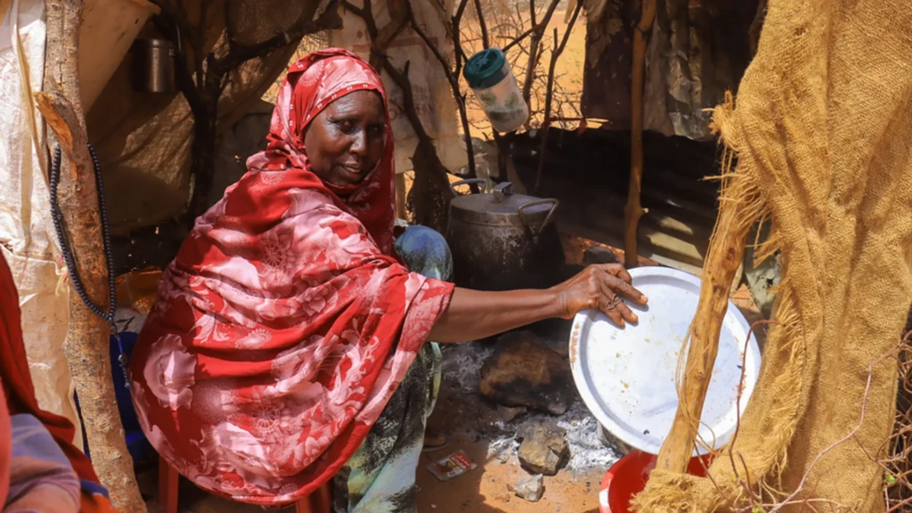 Maryam Eise Farah prepara la comida para su familia en Cali Waal, Galkayo, región de Mudug, Somalia.