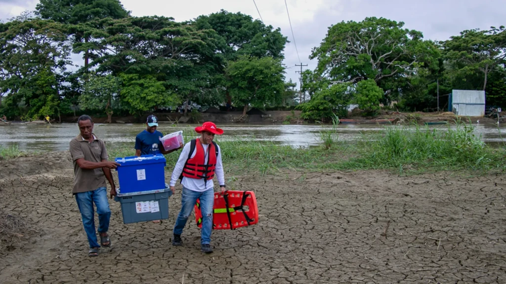 El equipo de MSF y miembros de la comunidad transportan suministros para montar una clínica móvil en la comunidad de Río Ciego 1 en San Bernardo del Viento, Córdoba.