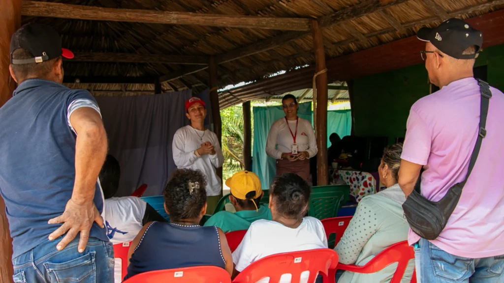 Magaly Manco, psicóloga de MSF, da una charla de psicoeducación en la comunidad de Los Amarillos en Lorica, Córdoba.
