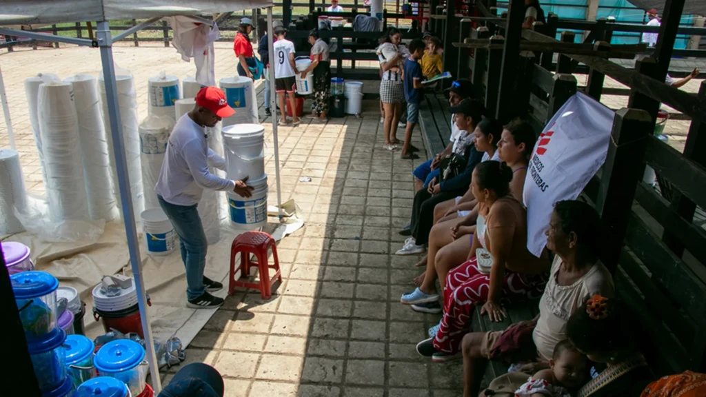 Israel Salazar enseña a la comunidad de Los Patos, en Lorica, cómo usar los filtros de agua.
