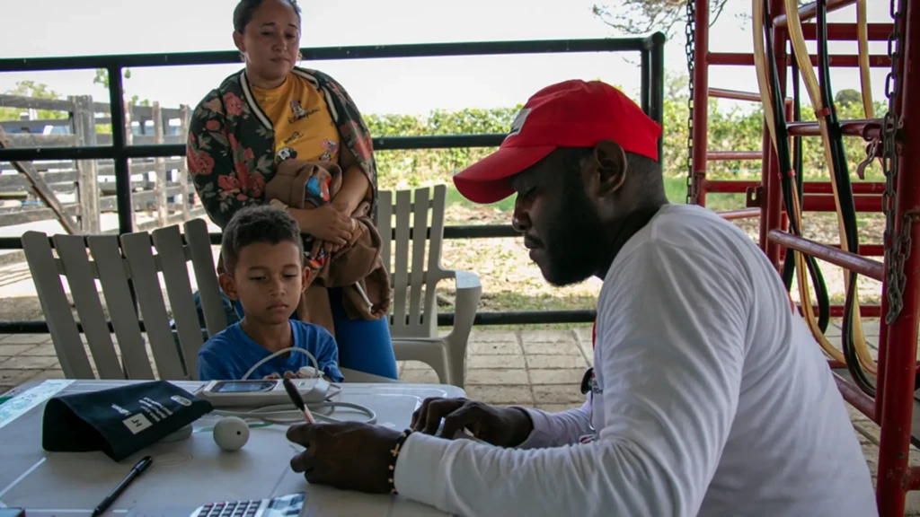 Fredy Quiñones, enfermero de MSF, realiza el triaje en la clínica móvil de Los Patos, Lorica, Córdoba.