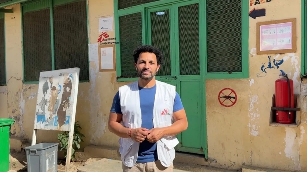 El presidente internacional de MSF, el Dr. Javid Abdelmoneim, se encuentra frente a la sala pediátrica del Hospital Universitario Zalingei, en el estado de Darfur Central, Sudán.