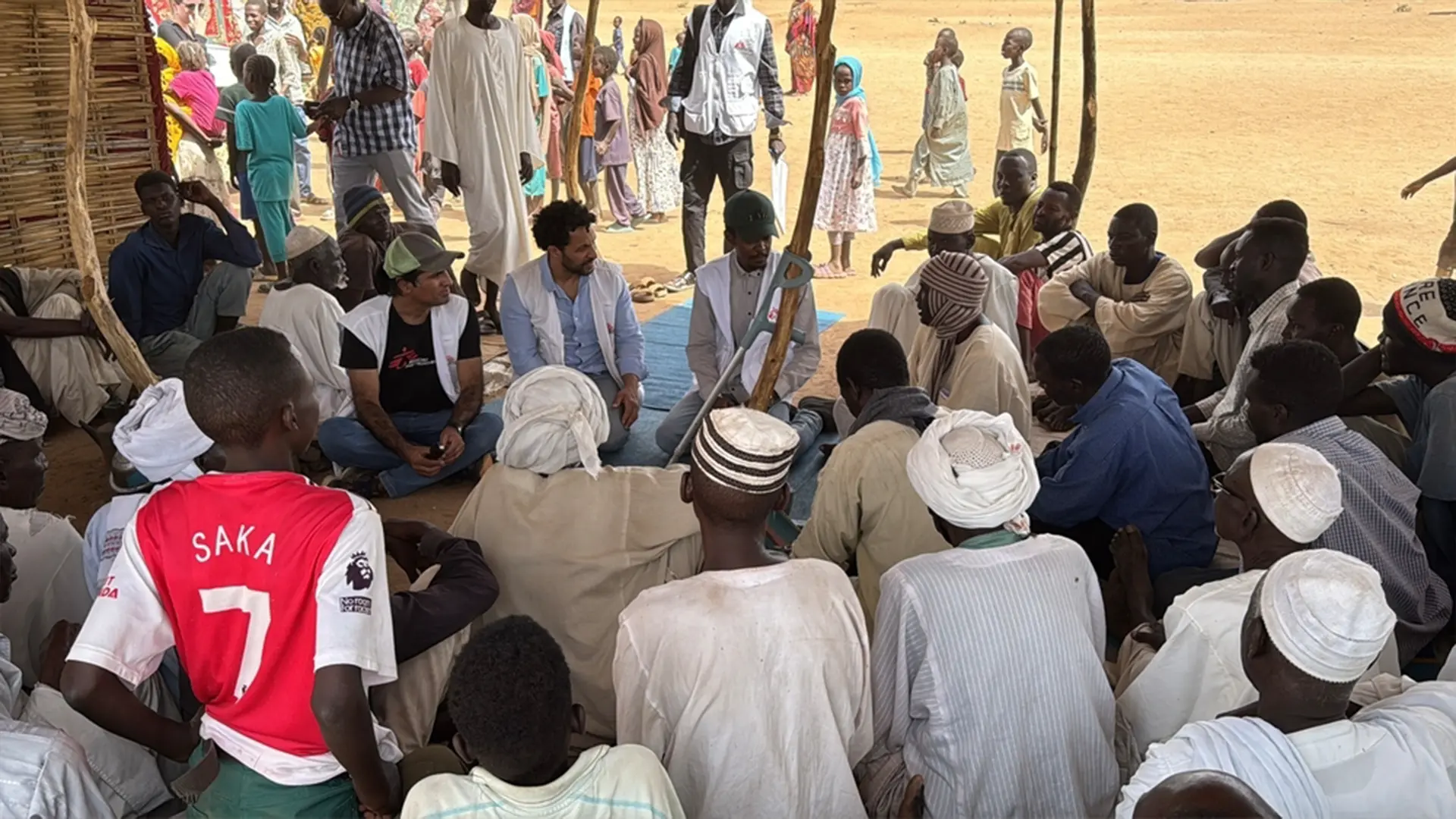 El Dr. Javid Abdelmoneim, presidente internacional de MSF, visita el campamento Daba Naira de Tawila, estado del norte de Darfur, para reunirse con líderes comunitarios y familias desplazadas.