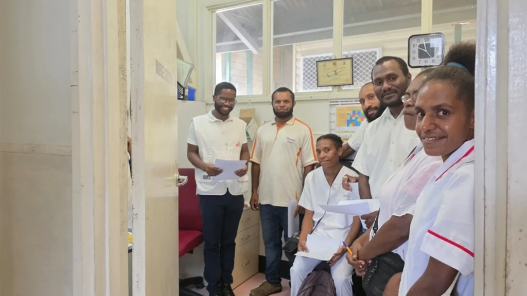 El personal de MSF (izquierda) apoya a las enfermeras recién incorporadas mediante formación destinada a mejorar la calidad de la atención en las plantas de cuidados paliativos.