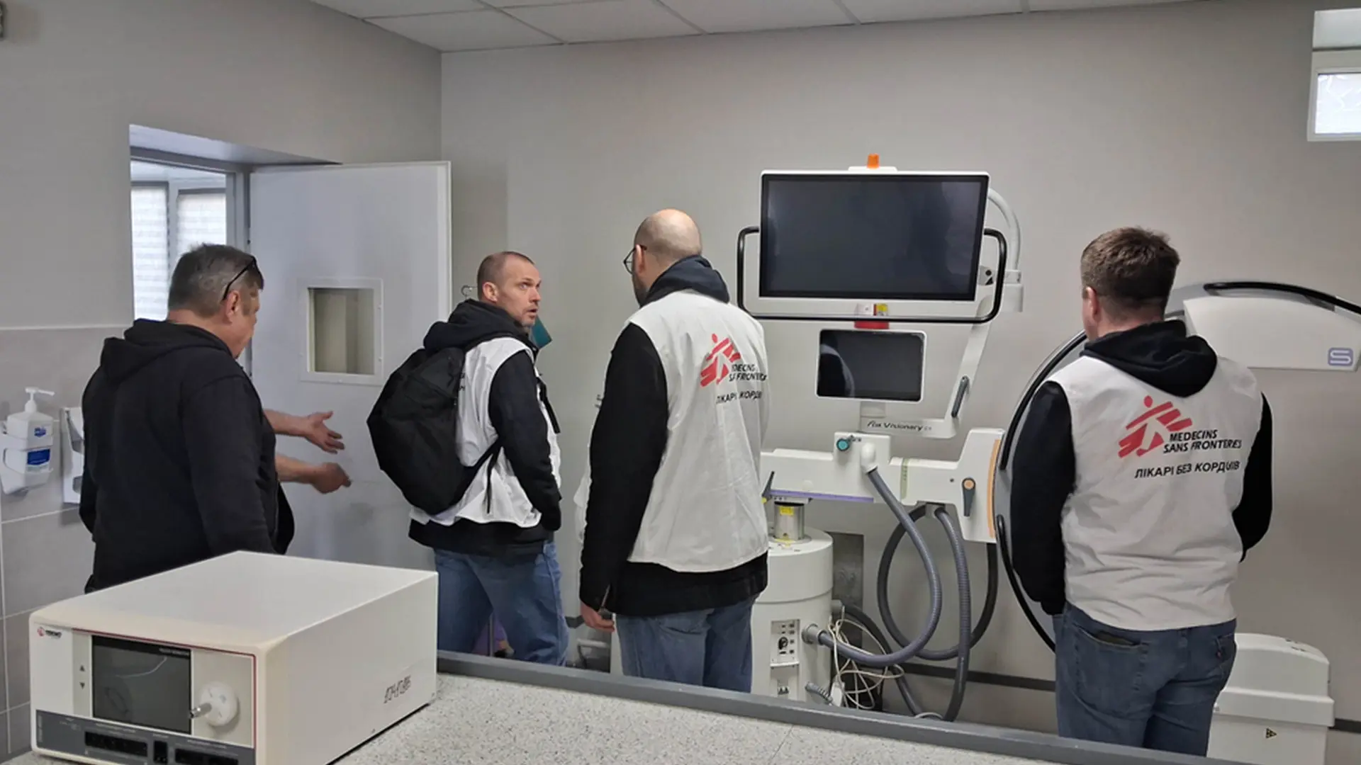 El equipo de MSF proporcionó el suministro eléctrico ininterrumpido para la unidad de cuidados intensivos y los quirófanos del Hospital Clínico Nº 10 de la ciudad de Kiev.