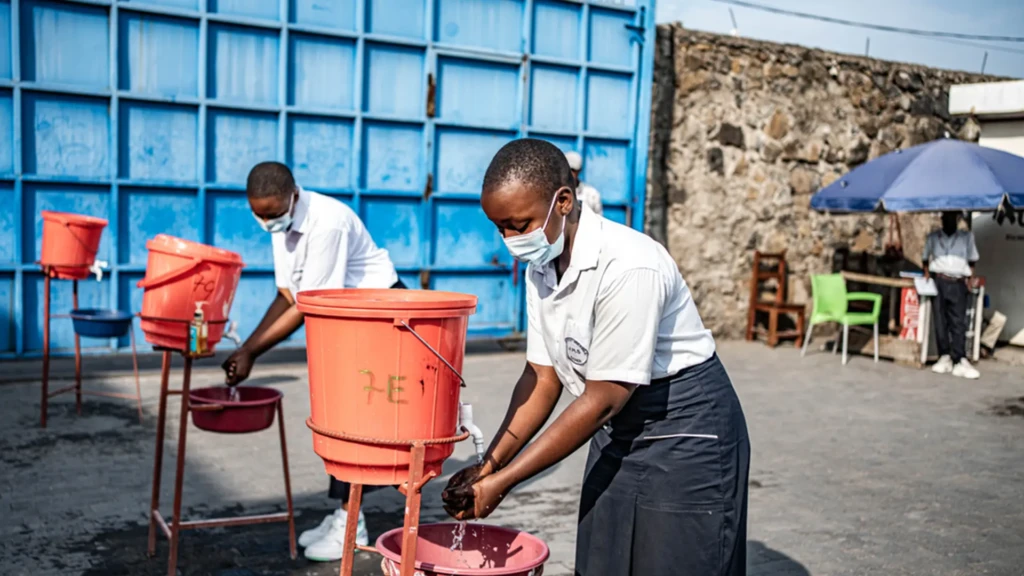 Patio del colegio Mwanga, en Goma. Los alumnos se lavan las manos antes de entrar a clase, como parte de las medidas de prevención contra el virus del Ébola. 19 de mayo de 2026.