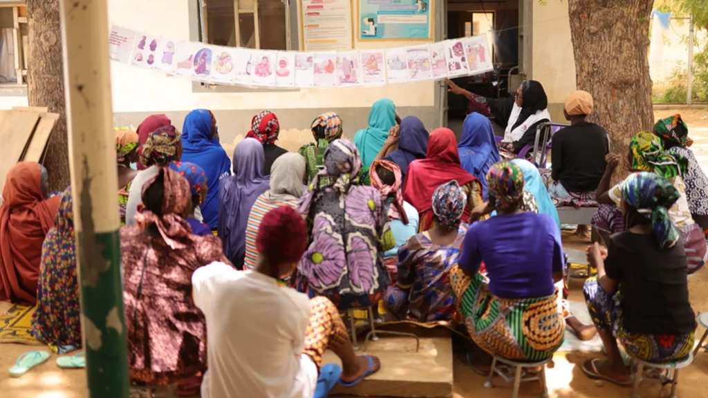 Un supervisor de salud mental de MSF dirige una sesión grupal con pacientes con fístula obstétrica en el Hospital General de Jahun, en Jahun, estado de Jigawa, Nigeria. El apoyo psicosocial está integrado en el plan de atención para todas las mujeres ingresadas para recibir tratamiento por fístula.