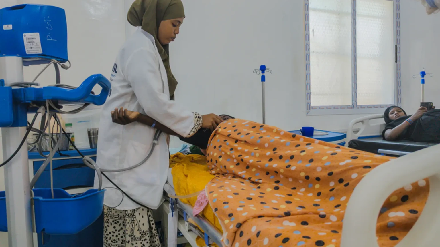 Una paciente descansa en la unidad de fístulas del Bay Regional Hospital, en Baidoa, en el Estado del Suroeste de Somalia. MSF ofrece servicios gratuitos de reparación quirúrgica, atención pre y posoperatoria y apoyo psicosocial a las mujeres ingresadas en la unidad.