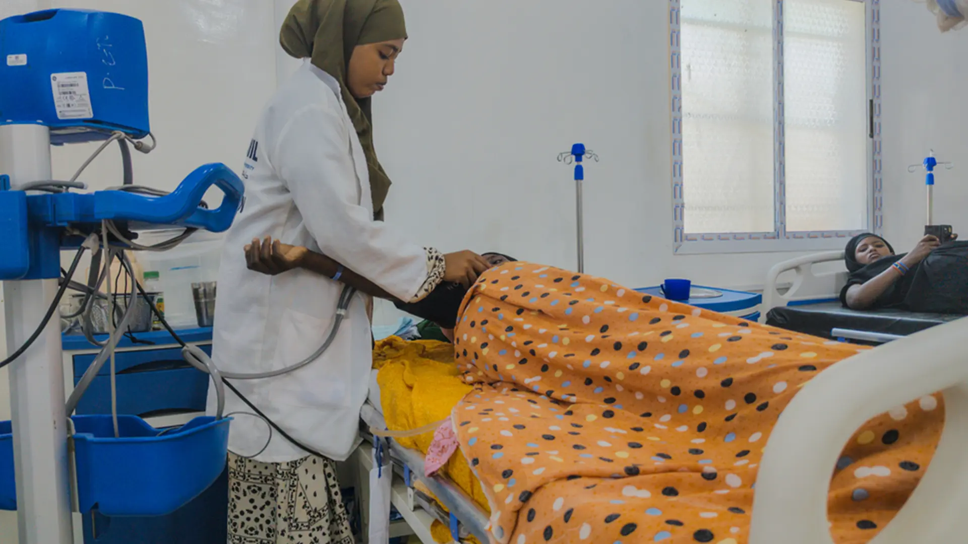 Una paciente descansa en la unidad de fístulas del Bay Regional Hospital, en Baidoa, en el Estado del Suroeste de Somalia. MSF ofrece servicios gratuitos de reparación quirúrgica, atención pre y posoperatoria y apoyo psicosocial a las mujeres ingresadas en la unidad.