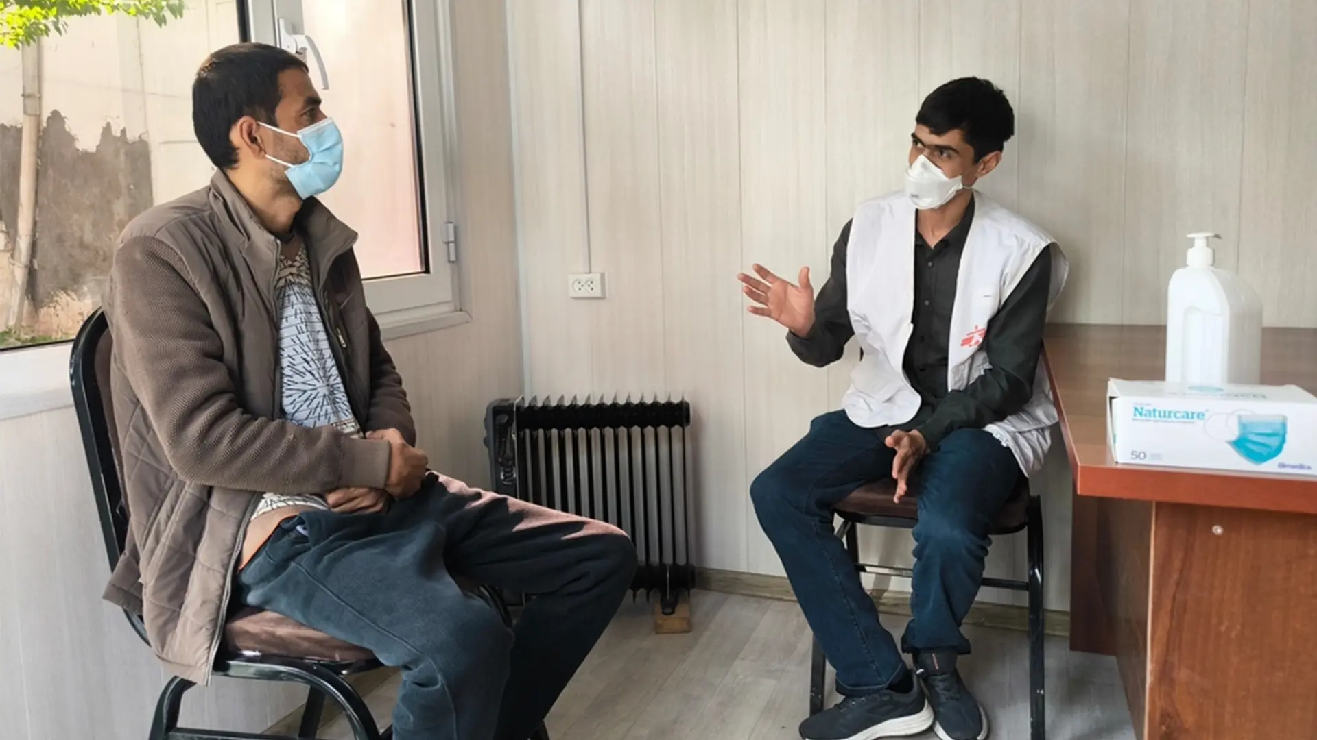 Una trabajadora social de MSF está atendiendo a un paciente con tuberculosis en el hospital de tuberculosis de la ciudad de Kulob. El apoyo psicológico y social son componentes esenciales del tratamiento de la tuberculosis.