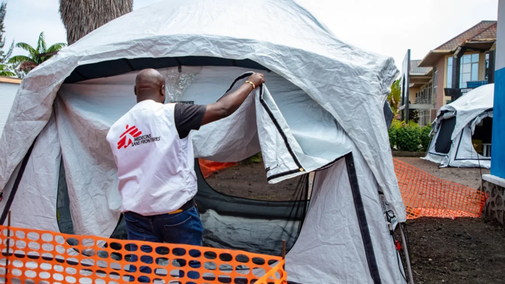 El equipode MSF trabajó en la creación de una zona de aislamiento de ébola en el Hospital Kyeshero de Goma.