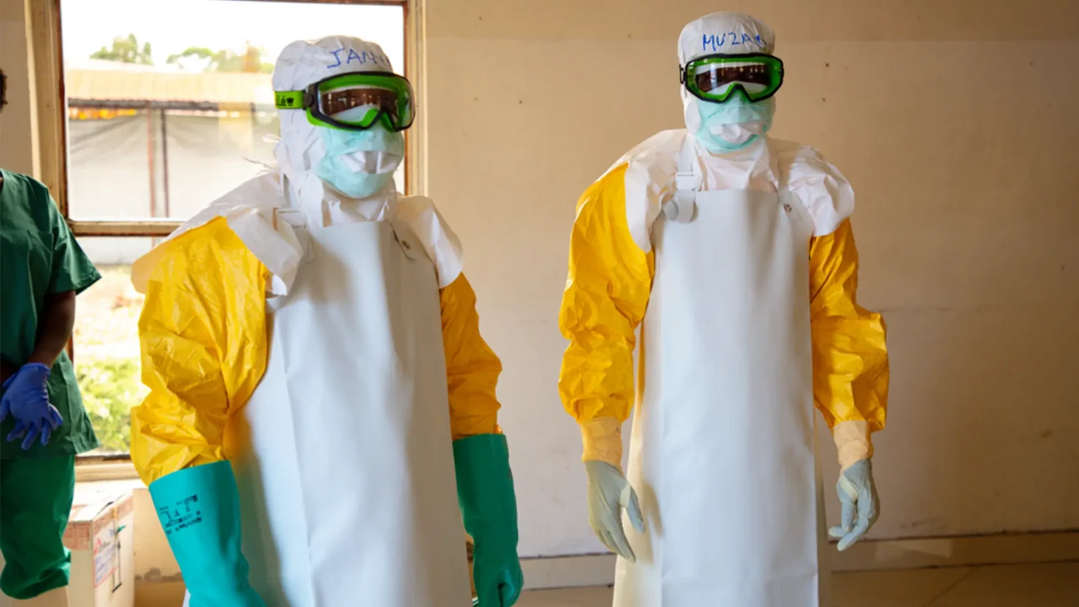 Los equipos de MSF impartieron formación al personal del hospital de Kyeshero, en Goma, sobre cómo trabajar en un entorno afectado por el Ébola.