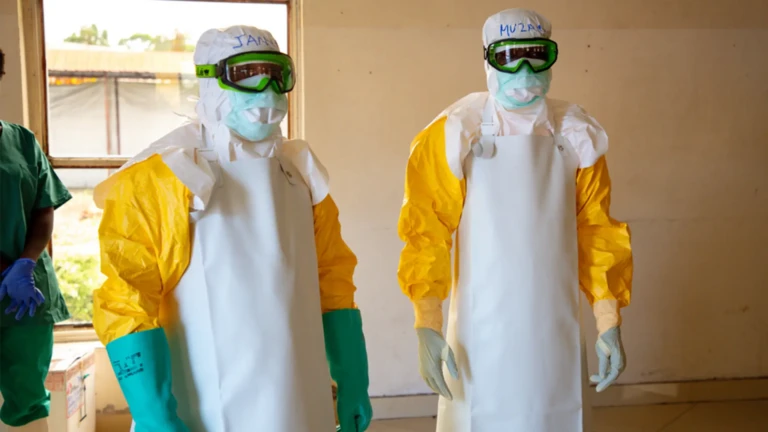 Los equipos de MSF impartieron formación al personal del hospital de Kyeshero, en Goma, sobre cómo trabajar en un entorno afectado por el Ébola.