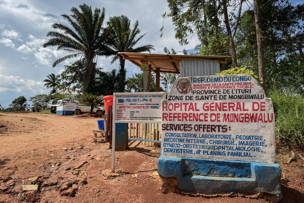 La entrada del Hospital General de Mongbwalu, donde desde MSF apoyamos las actividades de respuesta el Ébola. © Anna SCHÖNHOFER/MSF 
