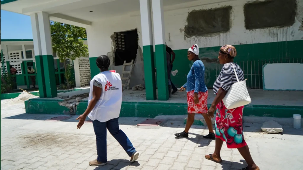 Sterline, su madre y un miembro del personal de MSF en el hospital de maternidad Isaïe Jeanty en Chancerelles, Cité Soleil, en camino de reunirla con su bebé tras una evacuación de emergencia causada por violencia armada.