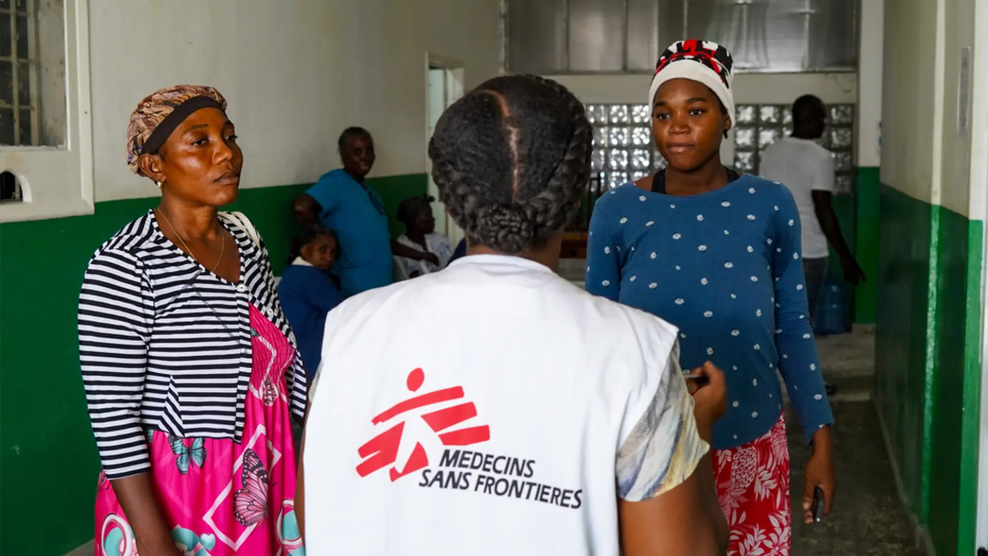 Sterline habla con un miembro del personal de MSF mientras espera reunirse con su hija recién nacida tras días de separación causada por la violencia armada y una evacuación de emergencia en un hospital en Cité Soleil, Puerto Príncipe, Haití.