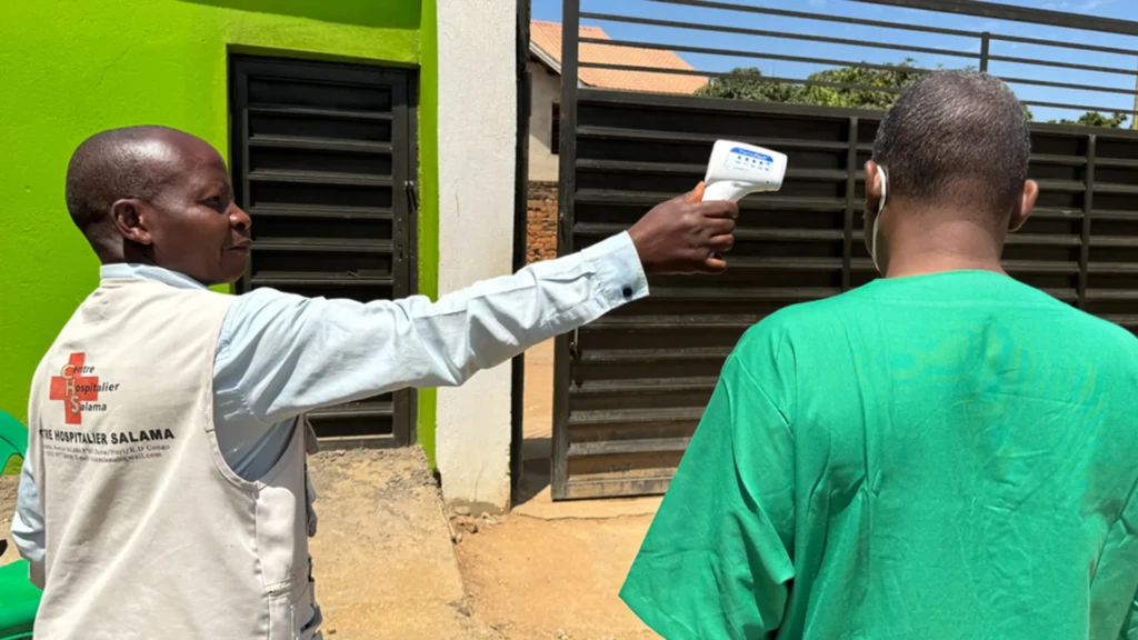 Los equipos de MSF, en apoyo del Ministerio de Salud, están llevando a cabo actividades de prevención y control de infecciones (IPC) en la Clínica Salama de Bunia como parte de la respuesta al Ébola.