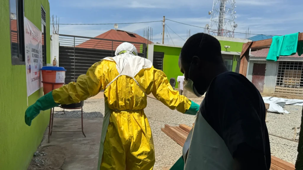 Los equipos de MSF, en apoyo del Ministerio de Salud, están llevando a cabo actividades de prevención y control de infecciones (IPC) en la Clínica Salama de Bunia como parte de la respuesta al Ébola.
