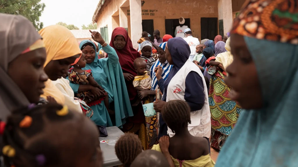Maryam Muhammad, supervisora de promoción de la salud de MSF en Kebbi, ofrece una cucharada de Tom Brown a un niño durante una demostración de recetas en el pueblo de Maishaka, estado de Kebbi, noroeste de Nigeria.