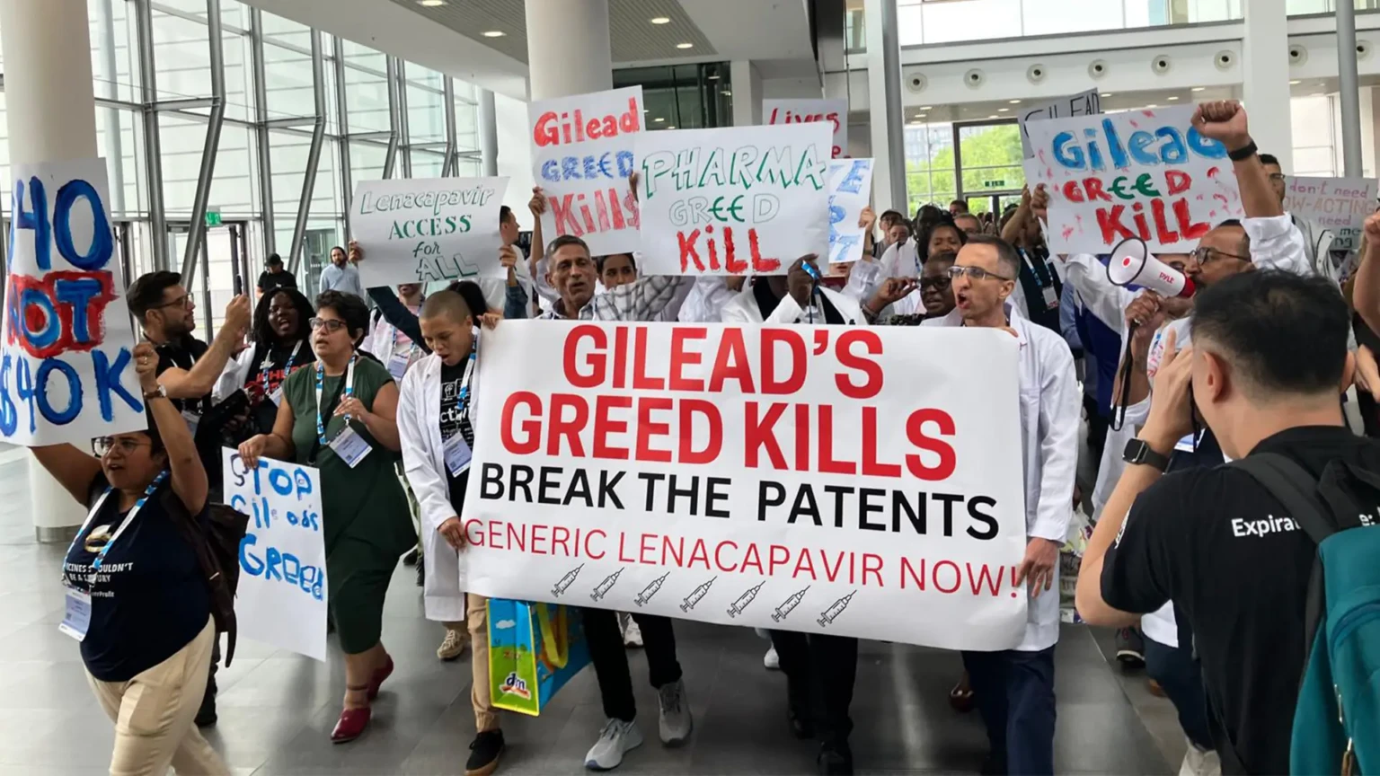 Movilización de MSF en la Conferencia Internacional sobre el Sida de 2024 en Munich, exigiendo una reducción del precio de los medicamentos de profilaxis previa a la exposición de acción prolongada.