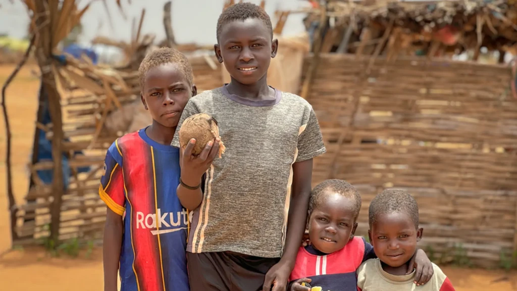 Mazim (centro) es originario de El Geneina, la capital de Darfur Occidental. Es uno de los decenas de miles de niños que han huido de Sudán hacia el este de Chad desde el estallido de la guerra en abril de 2023.