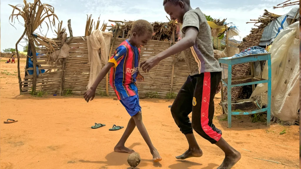 Un clásico en un campo de refugiados del este de Chad. Mazim (a la derecha), 12 años, juega al fútbol contra su hermano pequeño.