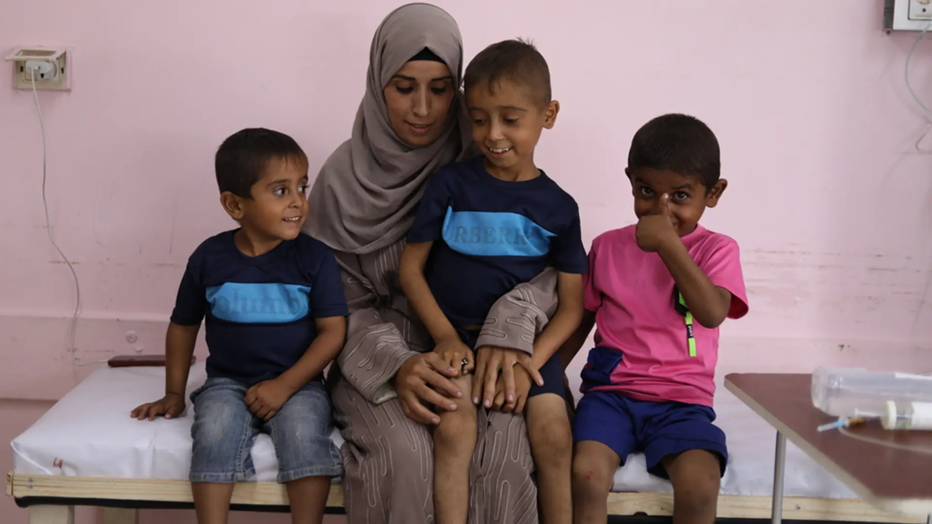 Hanan, una madre de Rafah, describe su desesperada lucha por mantener con vida a sus tres hijos enfermos en medio del desplazamiento, la hambruna y el colapso total de la atención médica.