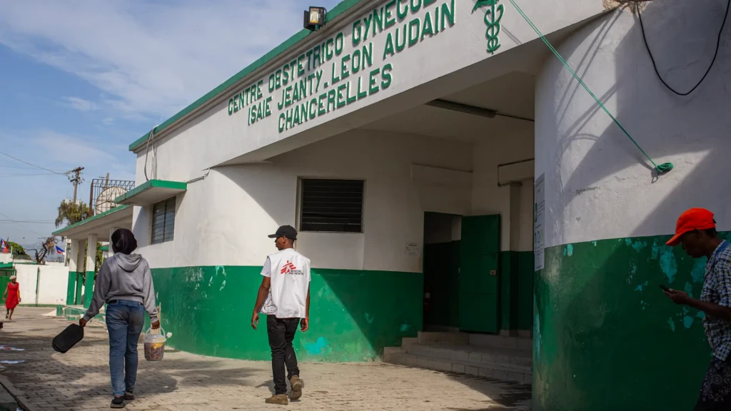 Vista de un patio dentro de la Maternidad Isaïe Jeanty, el único hospital público de maternidad en Cité Soleil, Puerto Príncipe, Haití.