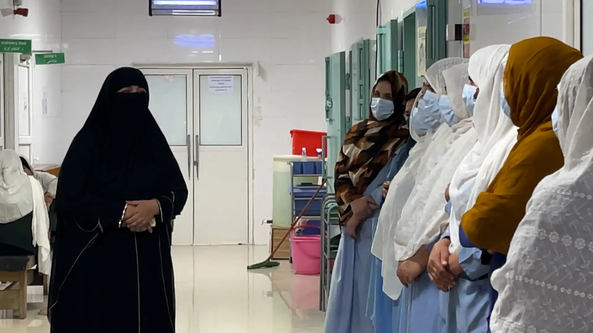 Maryam Saidy, responsable de la actividad de parto de MSF en el hospital materno de Khost, está al frente de un equipo de 150 personas, compuesto por 105 parteras, además de supervisoras y auxiliares de partería.