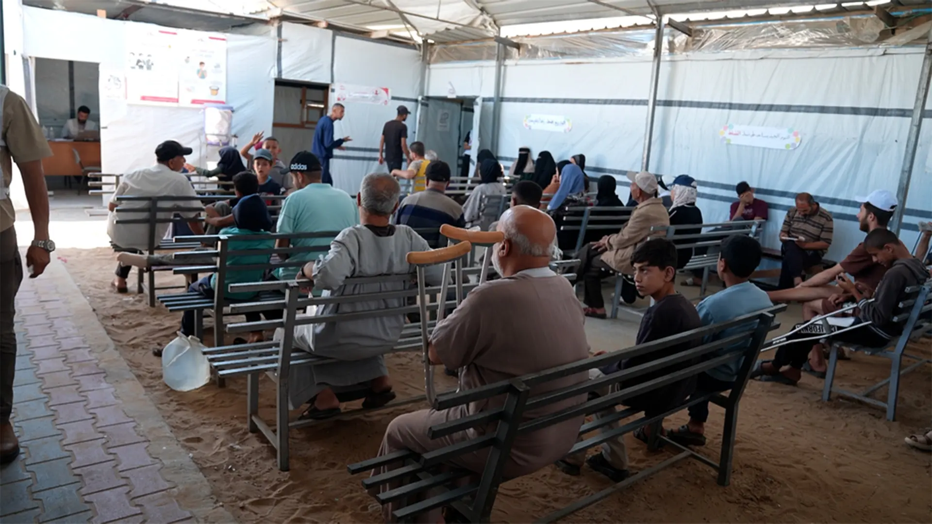 Los pacientes esperan en el centro de atención primaria Al Mawasi de MSF, en la Franja de Gaza, Territorio Palestino Ocupado.
