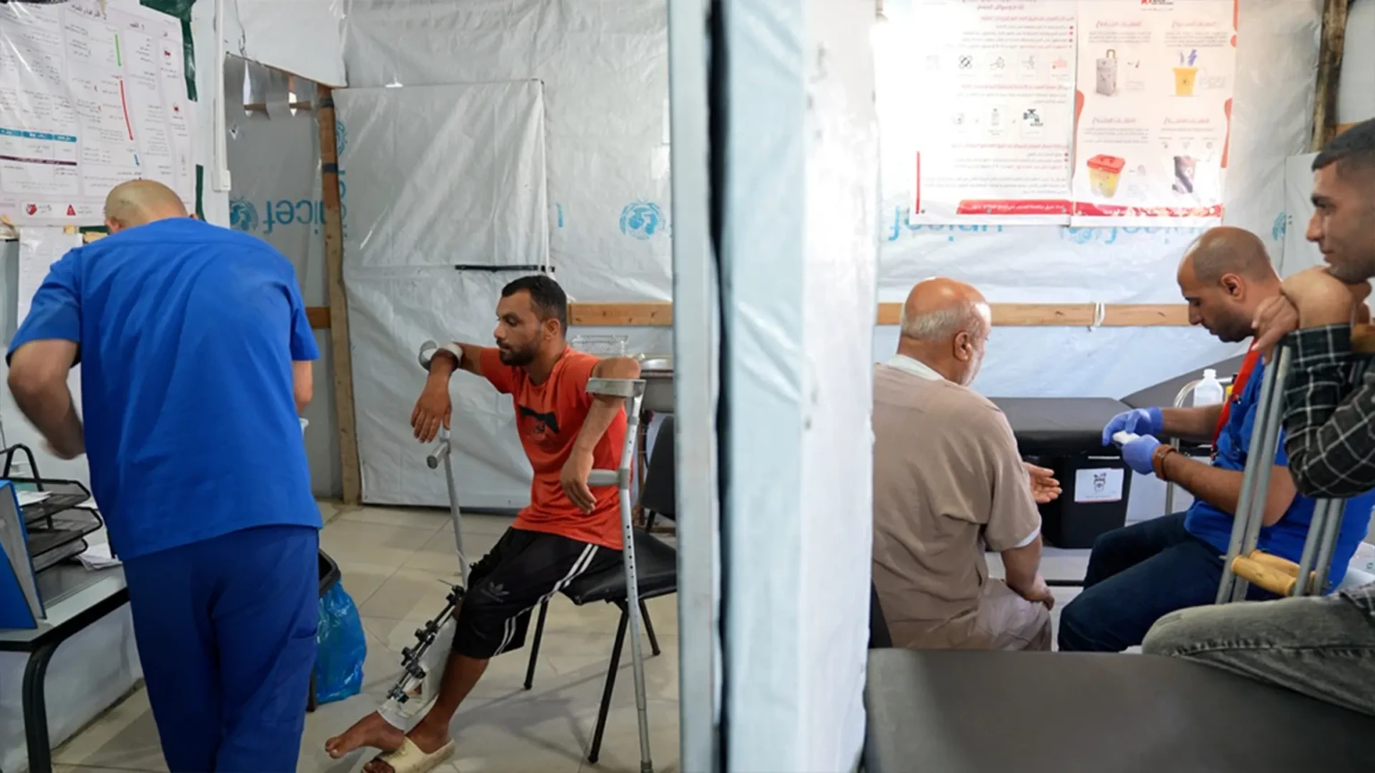 Personal médico de MSF brinda consultas en el centro de salud Al-Mawasi para examinar las heridas de personas lesionadas en 2025 durante las distribuciones de alimentos realizadas por la Fundación Humanitaria de Gaza. Khan Younis, Franja de Gaza, Palestina, mayo de 2026.