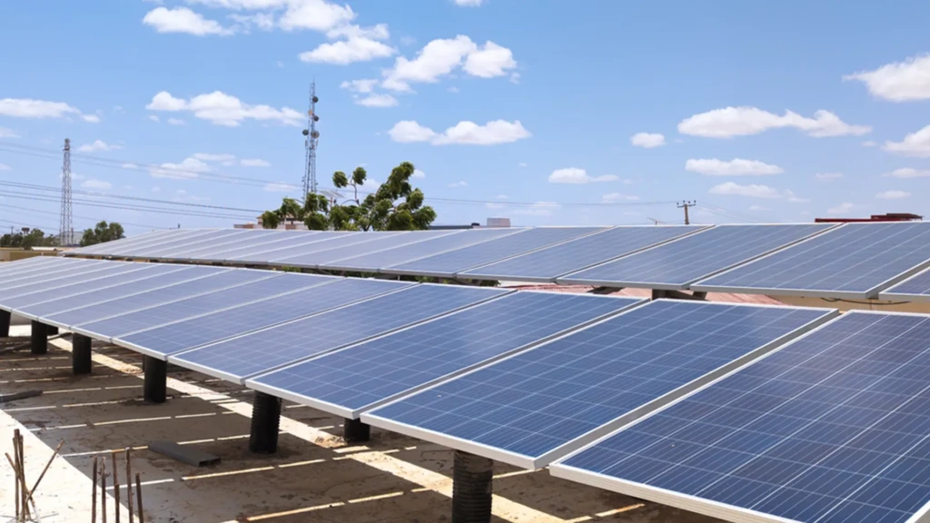 Paneles solares en el tejado del Hospital Regional de Mudug en Galkayo, estado de Puntlandia. Médicos Sin Fronteras (MSF) amplió la instalación en el tejado en octubre de 2024 y la combinó con un sistema de almacenamiento de energía en baterías. El hospital ahora obtiene gran parte de su electricidad de la energía solar.