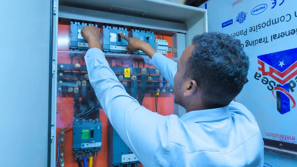 Un técnico trabaja en el panel de distribución eléctrica que conecta el Hospital Regional de Mudug, en Galkayo, a su suministro eléctrico.