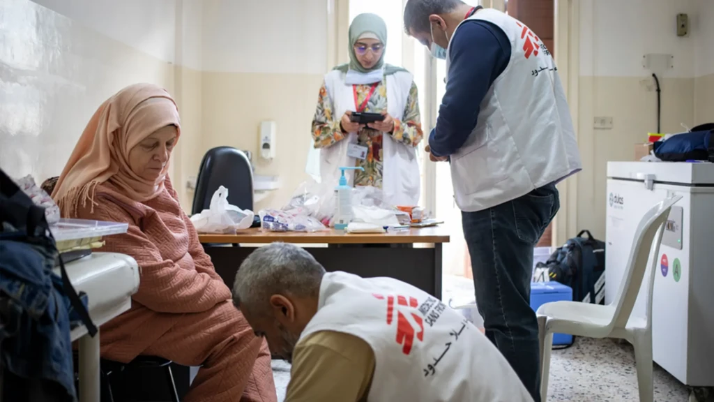 Neifa, de 57 años, recibe atención del equipo médico de MSF en el centro del Ministerio de Asuntos Sociales en Ghobeiry, Beirut, Líbano, el 21 de mayo de 2026.