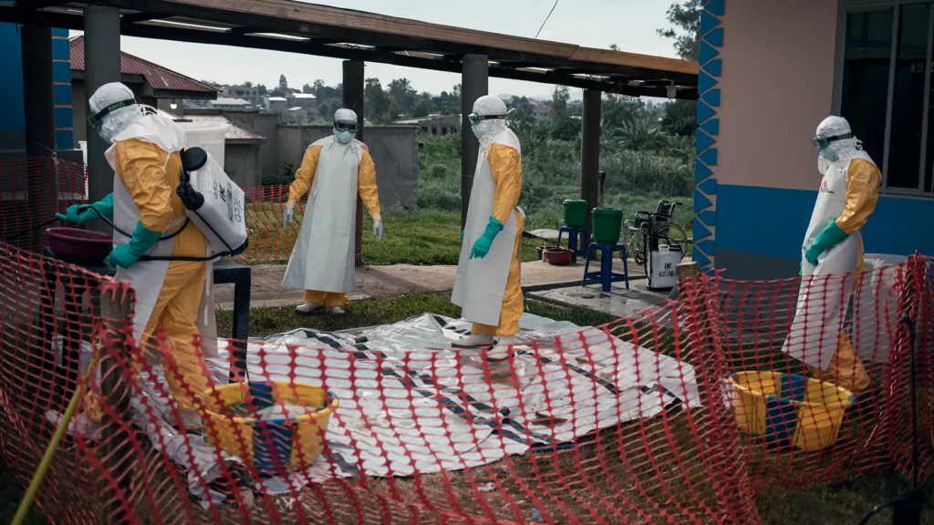 Personal de salud del centro de tratamiento del Ébola creado por MSF en el Centro Hospitalario Elikya en Bunia, Ituri, RDC.