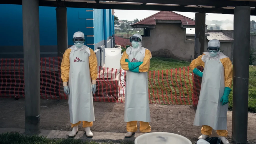 Personal de salud del centro de tratamiento del Ébola creado por MSF en el Centro Hospitalario Elikya en Bunia, Ituri, RDC.