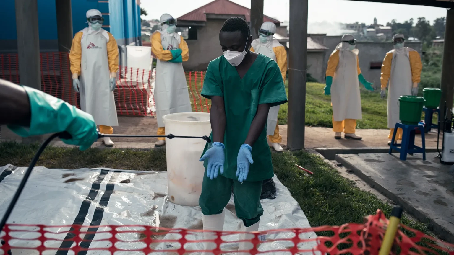 Personal de salud del centro de tratamiento del Ébola creado por MSF en el Centro Hospitalario Elikya en Bunia, Ituri, RDC.