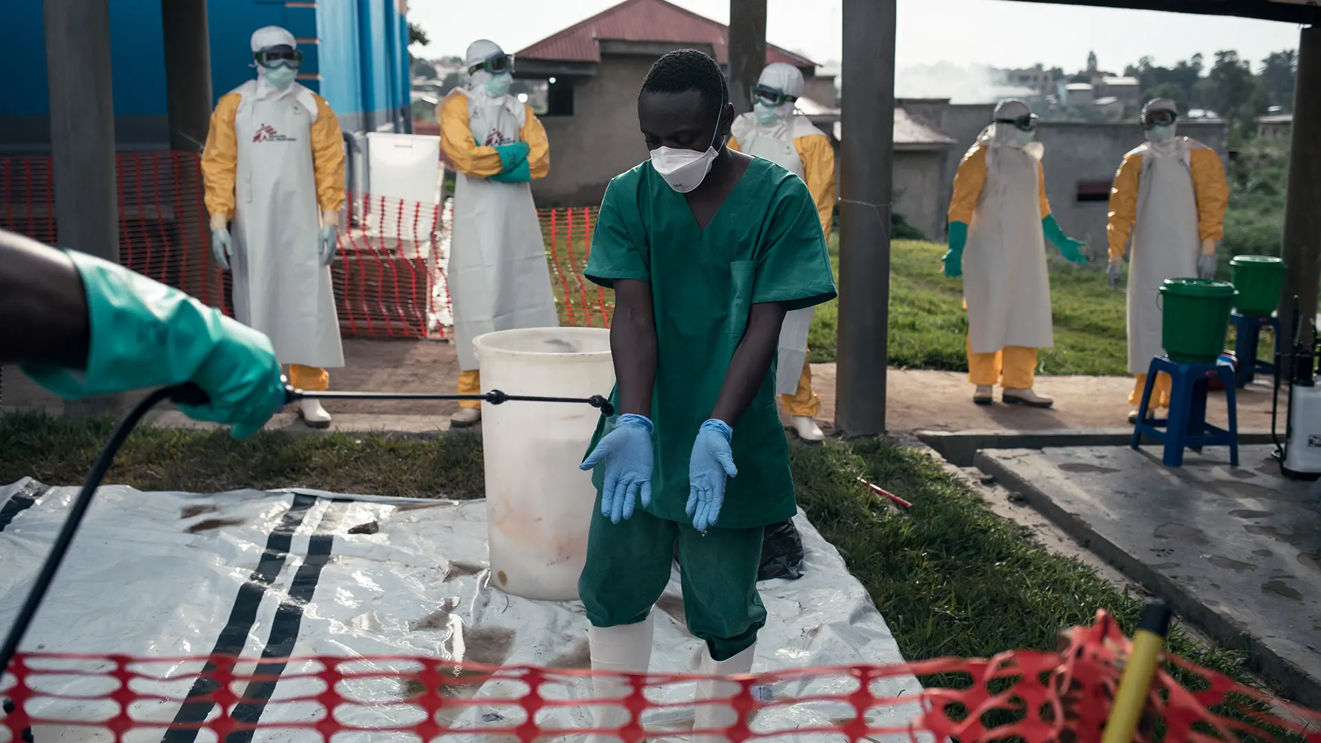 Personal de salud del centro de tratamiento del Ébola creado por MSF en el Centro Hospitalario Elikya en Bunia, Ituri, RDC.