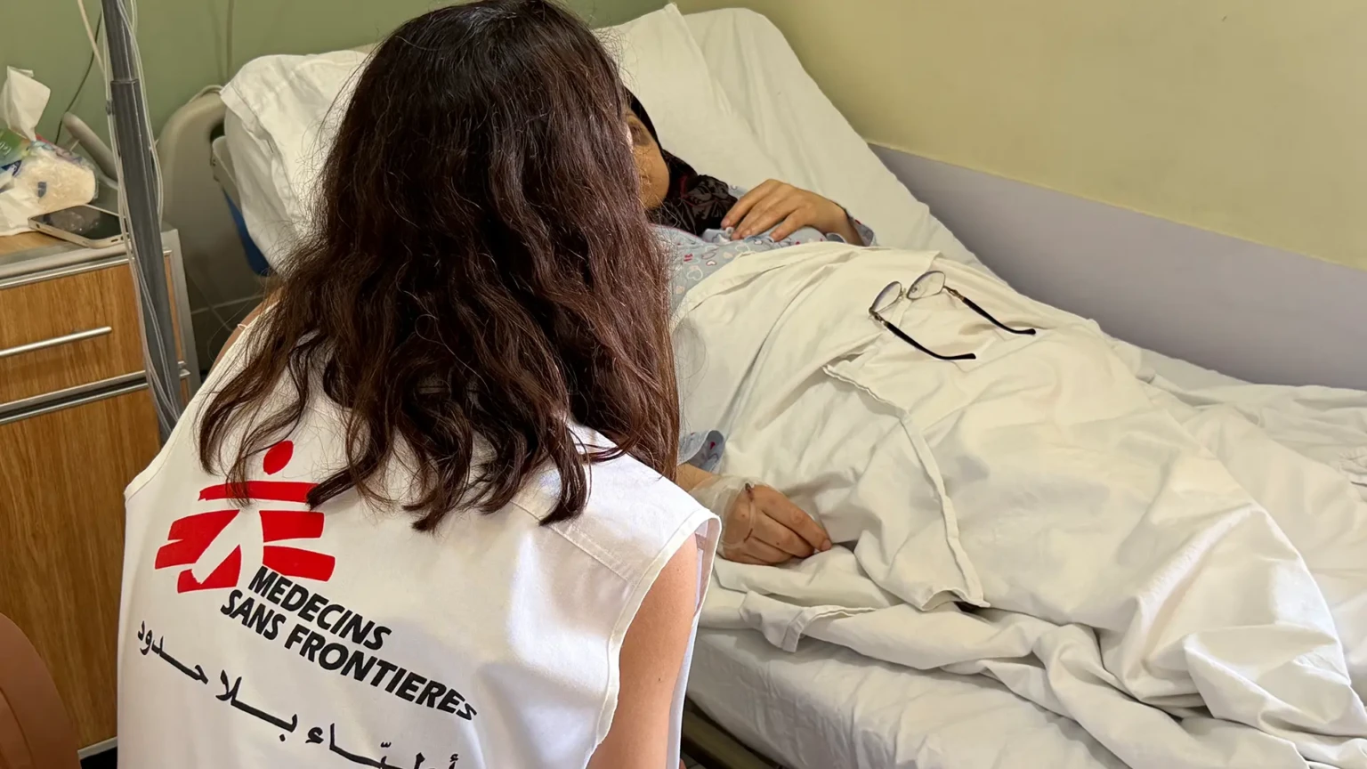 Un miembro del personal de MSF está hablando con la enfermera herida en el ataque israelí que impactó el Hospital Jabal Amel el 1 de junio.