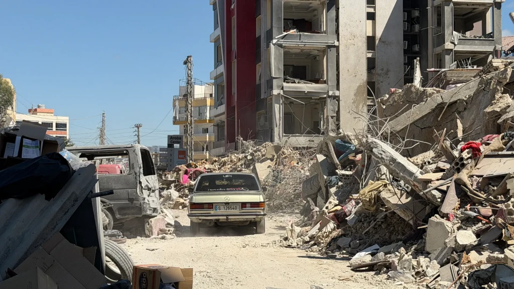En las inmediaciones del hospital Jabal Amel. Un ataque israelí causó graves daños en la zona el 1 de junio. Líbano, junio de 2026.