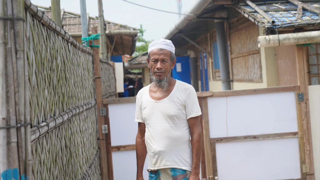 Abdul Jalil es un refugiado rohinyá de 60 años que vive en los campos de Cox's Bazar en Bangladés. Se ha convertido en el único proveedor de su familia, un papel que ahora está limitado por severos recortes en las raciones de alimentos.