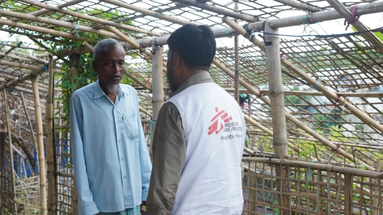 Norul Amin, de 66 años, es un refugiado rohinyá, que vive en el mayor asentamiento de refugiados del mundo en Cox's Bazar, Bangladesh.
