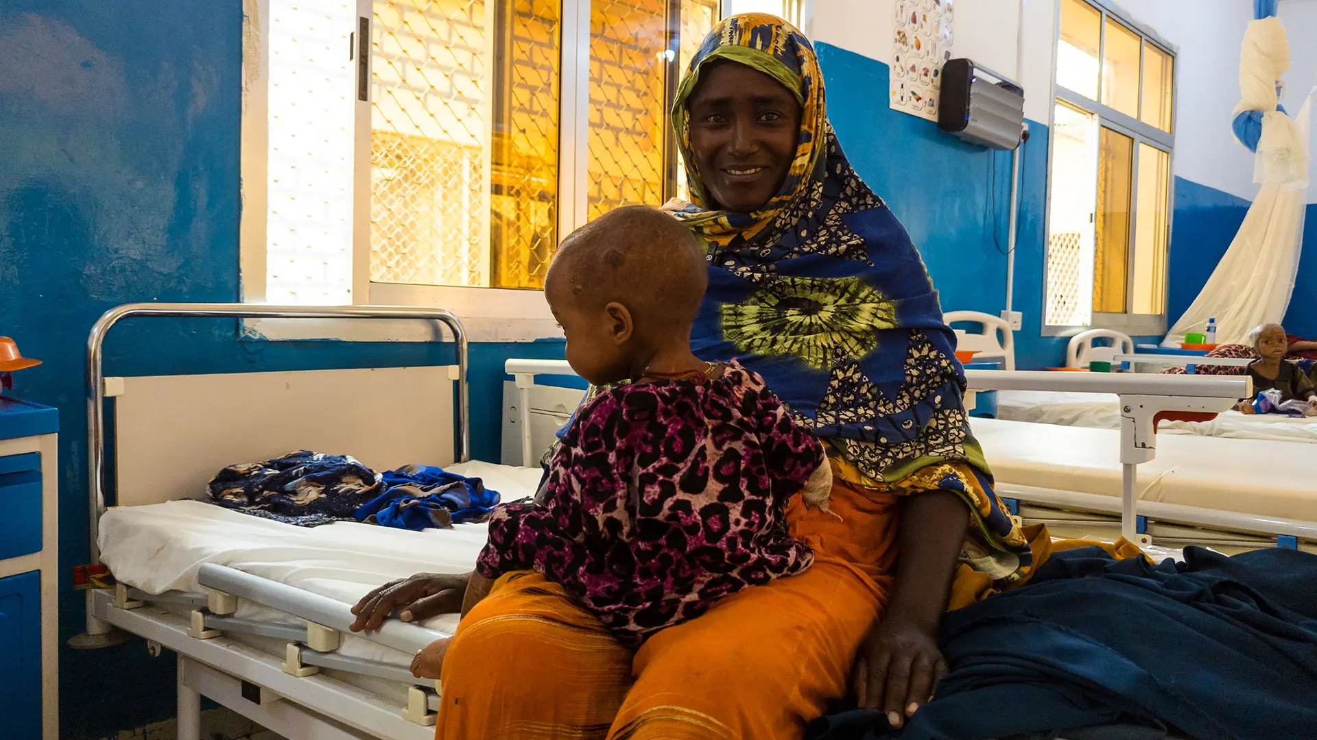 Tras dos meses sin acceso a atención, Adegey Ali llevó a su hija a un hospital por primera vez. Baidoa, Somalia.