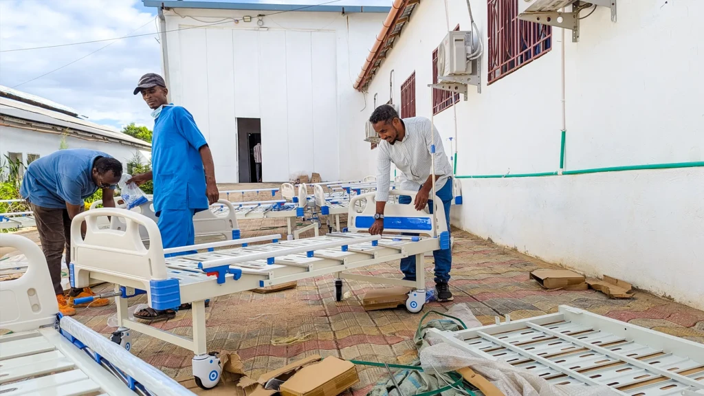 El personal del hospital instaló camas en una habitación del Hospital Regional Bay en Baidoa, Somalia, que ha convertido sus oficinas en salas de pacientes.